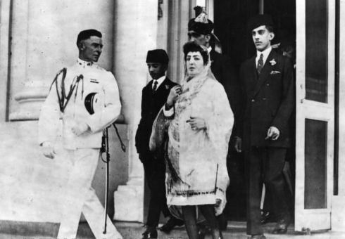 Weiyman, vestido de blanco como oficial de enlace del Departamento de Estado, acompa&ntilde;ando a la princesa F&aacute;tima