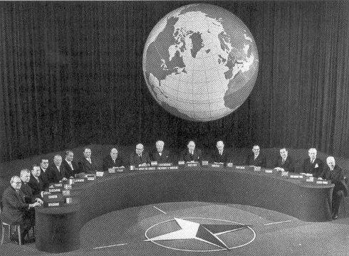 Mayo de 1955. Pacto de Varsovia: cualquier disparo en el Tercer Mundo tendr&aacute; que ser de un arma sovi&eacute;tica