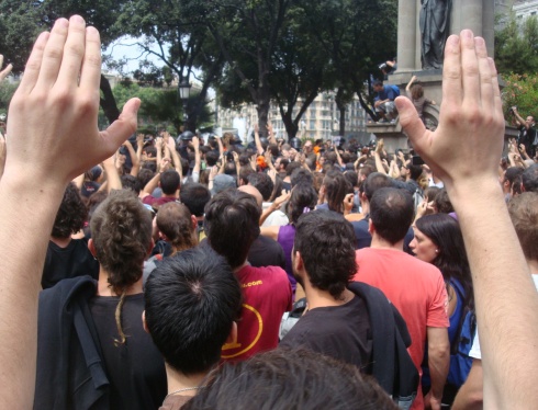 Demócratas indignados acampados votando en Barcelona y fotografiados por Zarpax en mayo de 2011