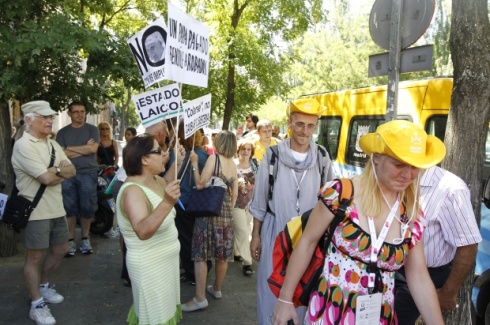 laicos indignados increpan a j&oacute;venes jornadistas JMJ Madrid 2011