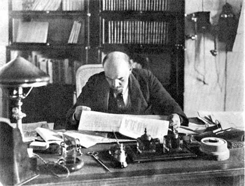 Lenin, revisando estrategia y presupuestos