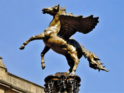 El Pegaso novohispano. Pegaso sobre fuente, ubicado en el patio central del Palacio Nacional, ciudad de M&eacute;xico