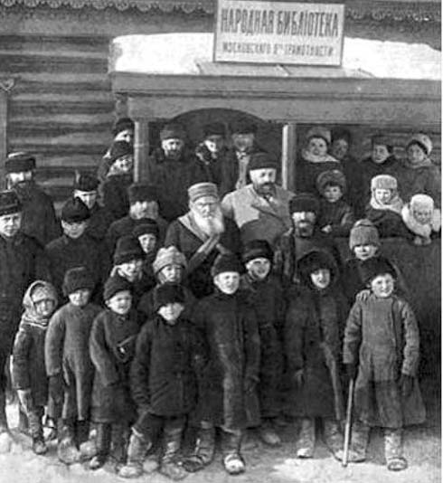 Tolstoi inaugurando la Biblioteca de Yasnaia Poliana