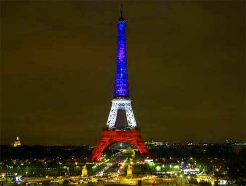 Torre Eiffel iluminada tras los atentados de París Torre Eiffel iluminada tras los atentados de París