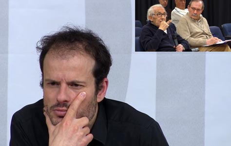 Pedro Insua en una intervención en la Escuela de Filosofía de Oviedo, escuchando las objeciones del maestro
