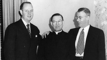 Bernard Sheil al centro, a su derecha Saul Alinsky Bernard Sheil