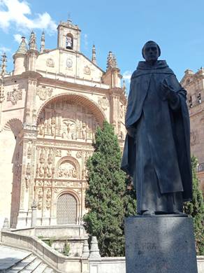 Monumento a Francisco de Vitoria frente al Convento de San Esteban, en Salamanca imagen